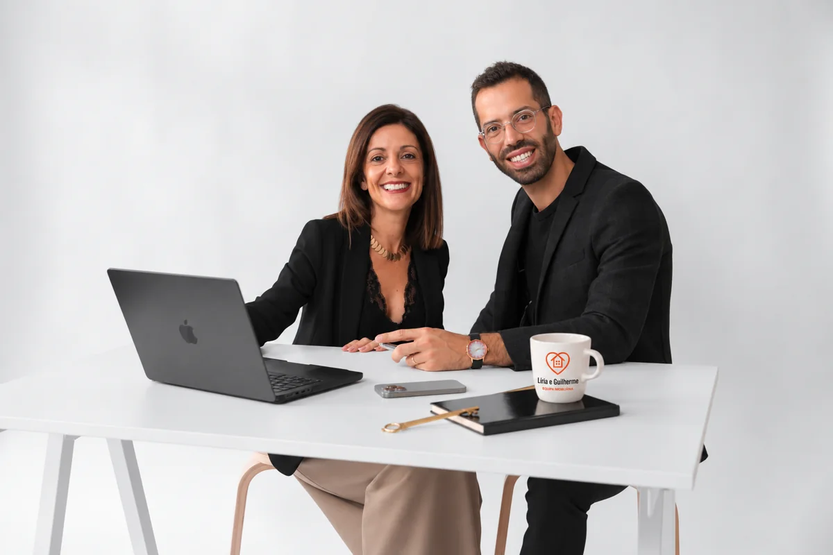 Líria e Guilherme à mesa de trabalho