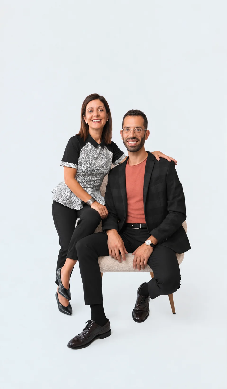 A dupla sentada, num ambiente descontraído