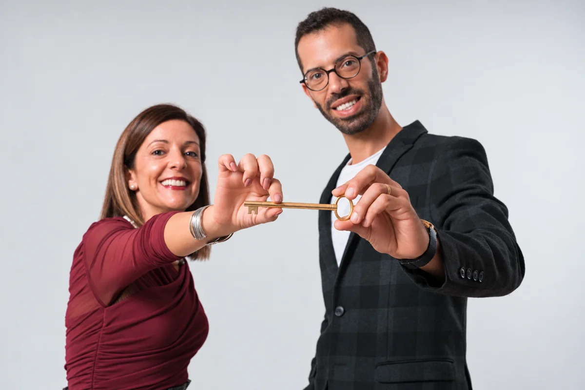 Líria e Guilherme a segurar uma chave